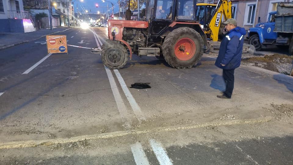 Дыра в асфальте появилась в Кишиневе: участок дороги перекрыт