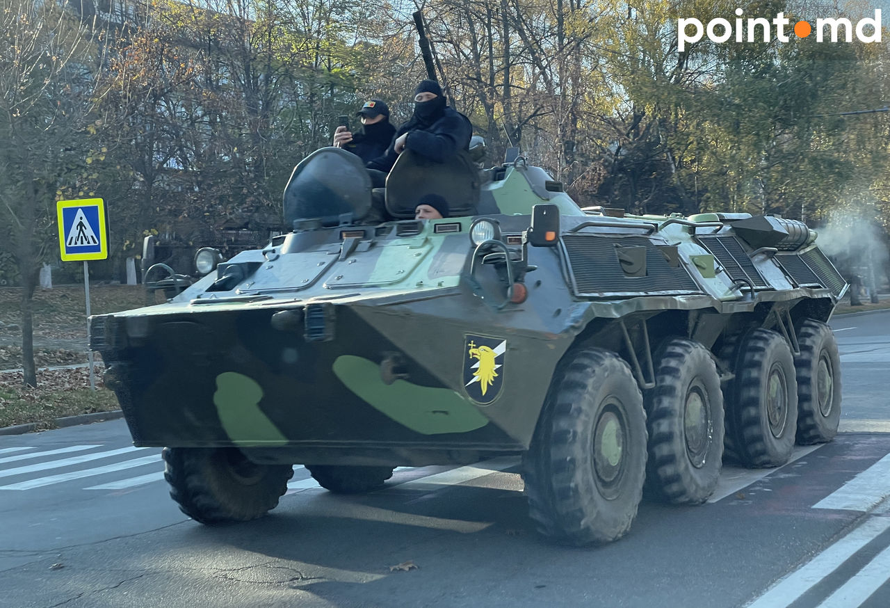 На улицы Кишинева вывели военную технику