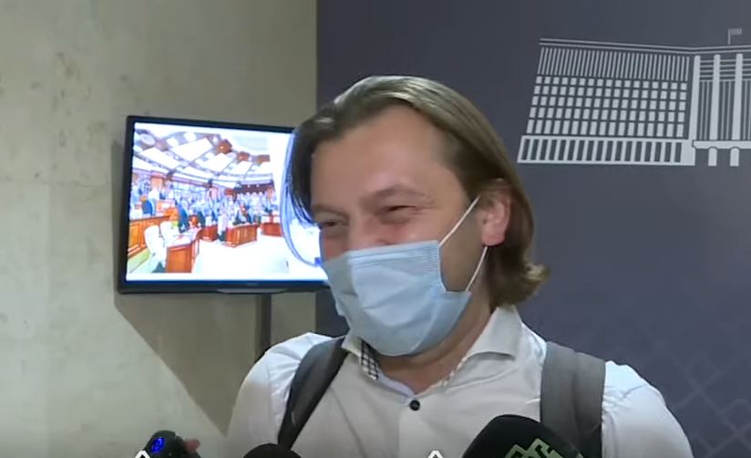Молиться надо наедине. Как депутаты PAS комментируют запрет на причастие в церквях
