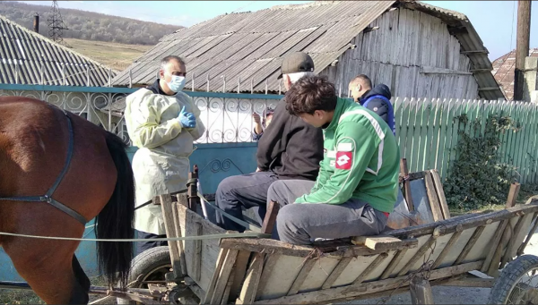 В селах Молдовы идет кампания вакцинации: прививки делают прямо на улице