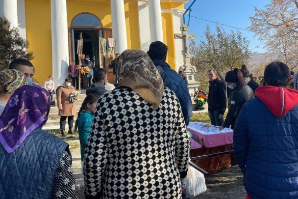 Убитую в Кишиневе двухлетнюю девочку провели в последний путь