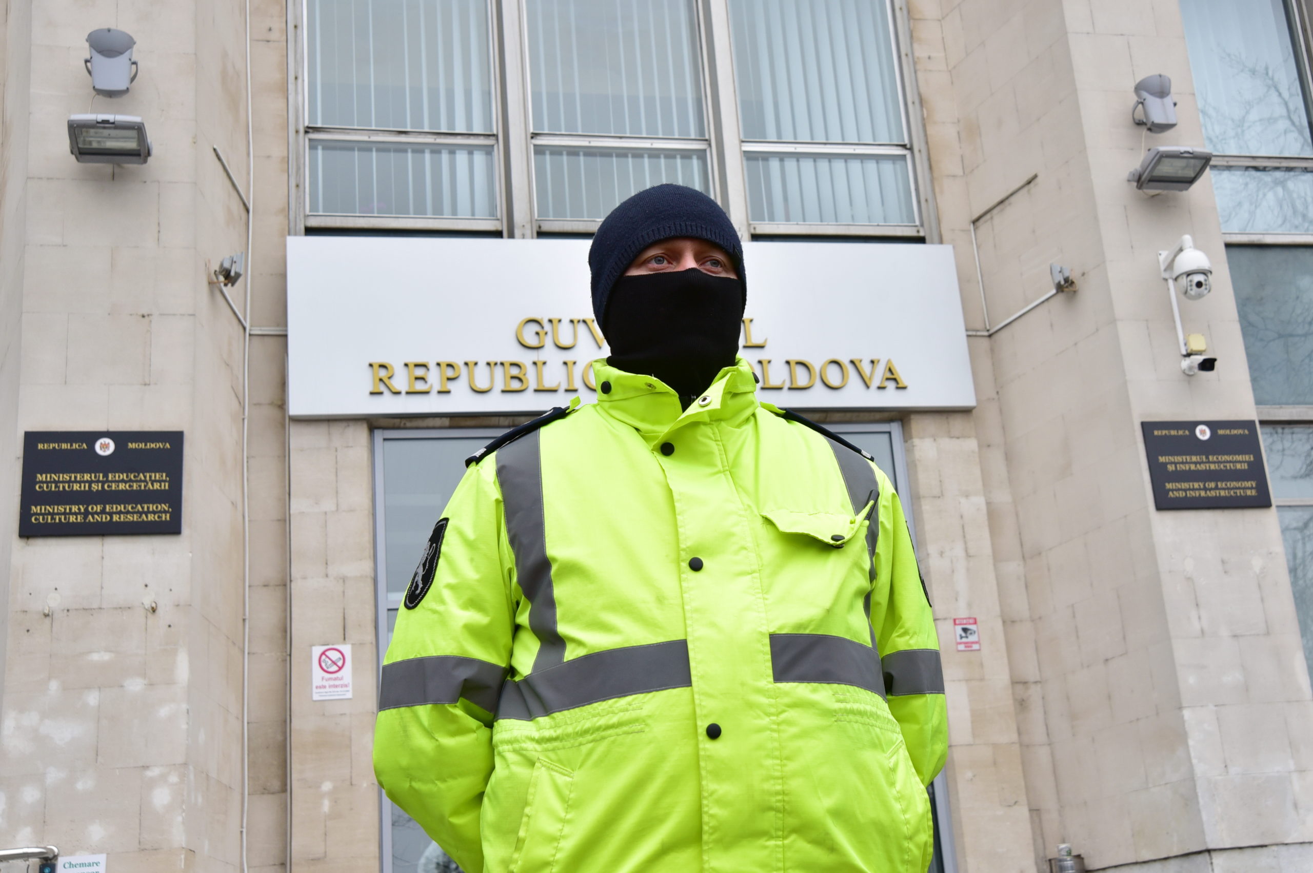 В Кишиневе задержали пьяного мужчину, бросавшего камни в здание правительства