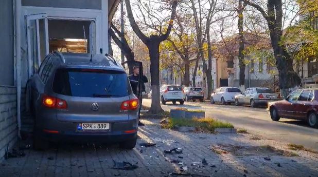 Утреннее ДТП в столице: автомобиль врезался в офисное здание