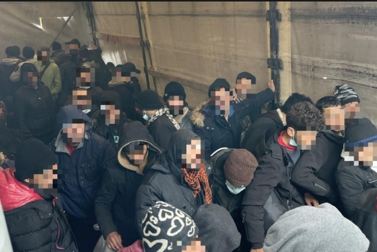 Водитель из Молдовы перевозил в грузовике 97 мигрантов. Его задержали в Венгрии