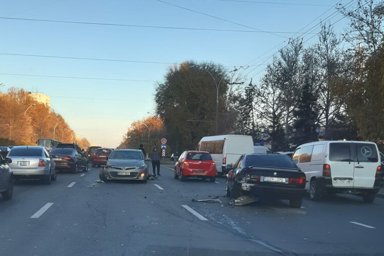 Сразу 4 автомобиля попали в ДТП в Кишиневе: обстоятельства аварии