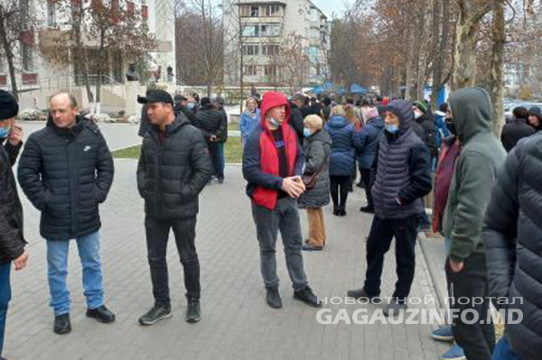 «Свободу Стояногло»: Несколько десятков жителей Гагаузии протестует у здания суда в Кишиневе
