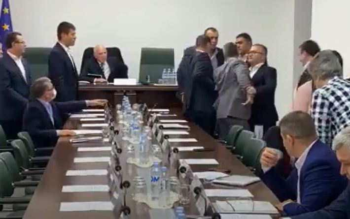 «Закрой рот и иди отсюда»: Депутатское кресло стало причиной раздора