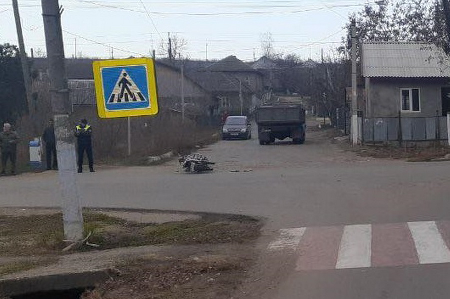 Авария в Басарабяске: мотоцикл врезался в грузовик