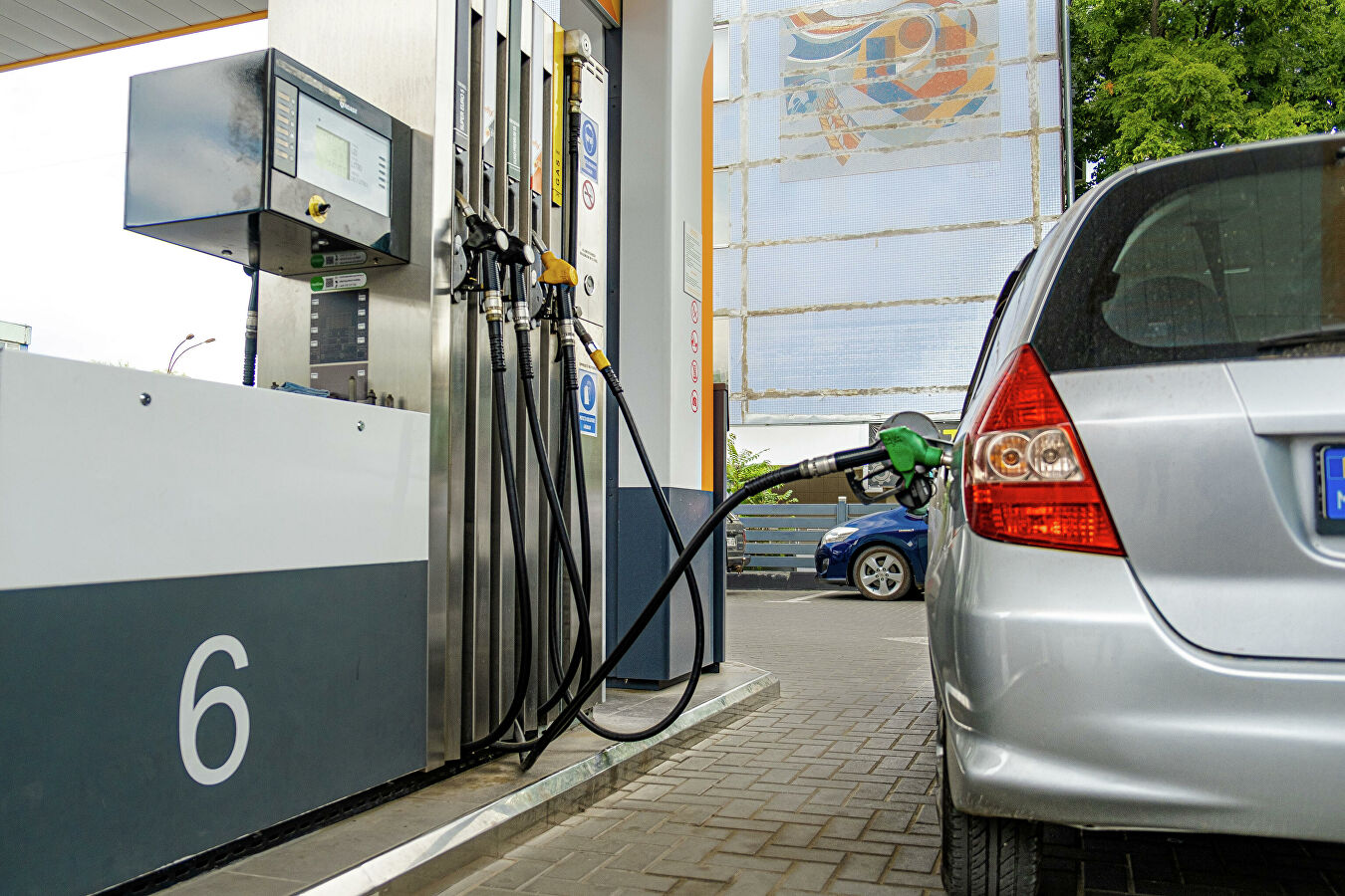 Бензин и дизтопливо в Молдове продолжают дешеветь: НАРЭ опубликовало максимальные цены