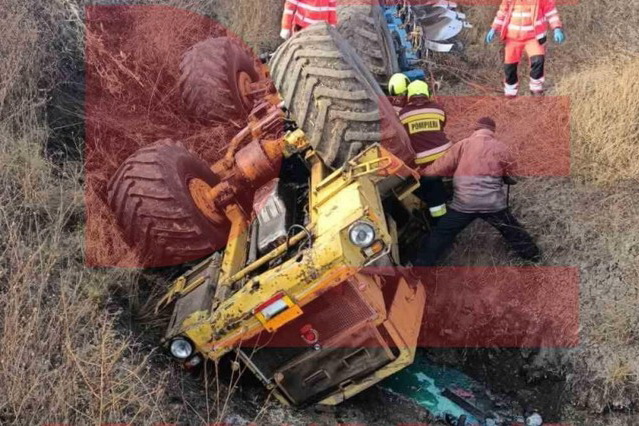 В Леова трактор перевернулся на крышу. Водителя зажало в кабине