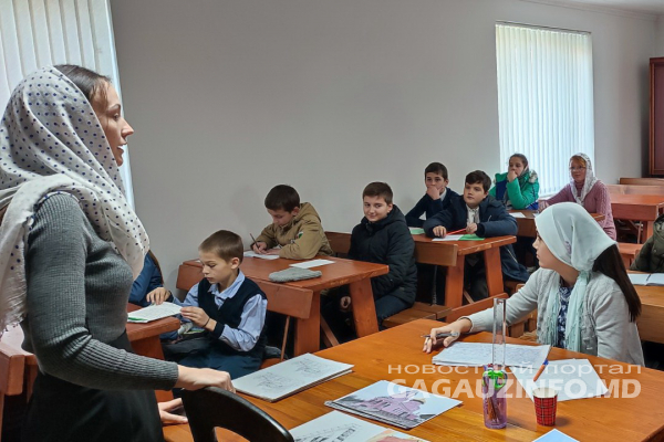 Беседы о Боге вместо дискотеки. В Комрате подростков учат основам Православия