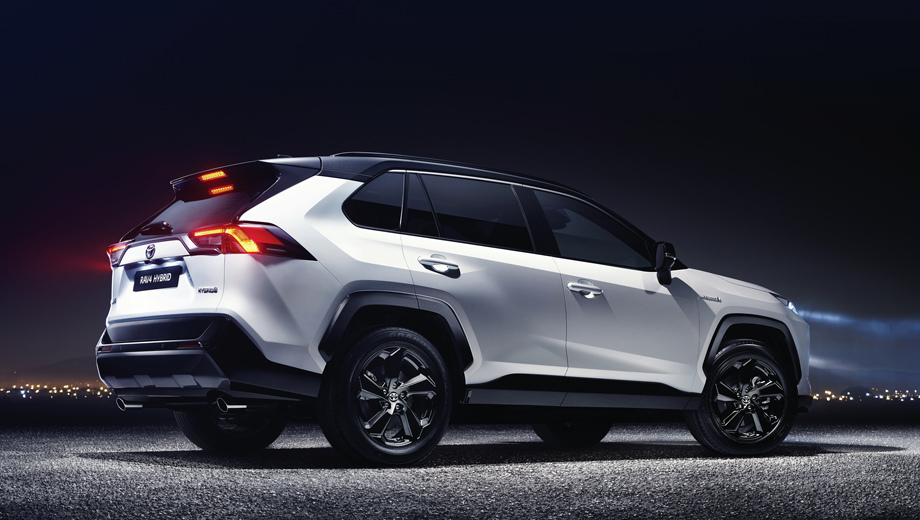 Футбольному тренеру из Гагаузии воспитанник подарил новенький Toyota Rav4 Hybrid