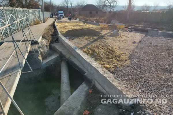 В Конгазе отремонтировали и выложили брусчаткой сельский мост