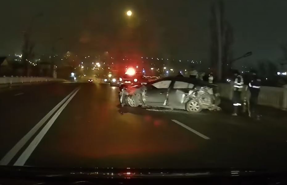 В Кишиневе автомобиль врезался в ограждение моста
