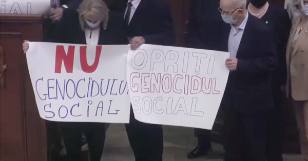 Оппозиция заблокировала трибуну в парламенте Молдовы