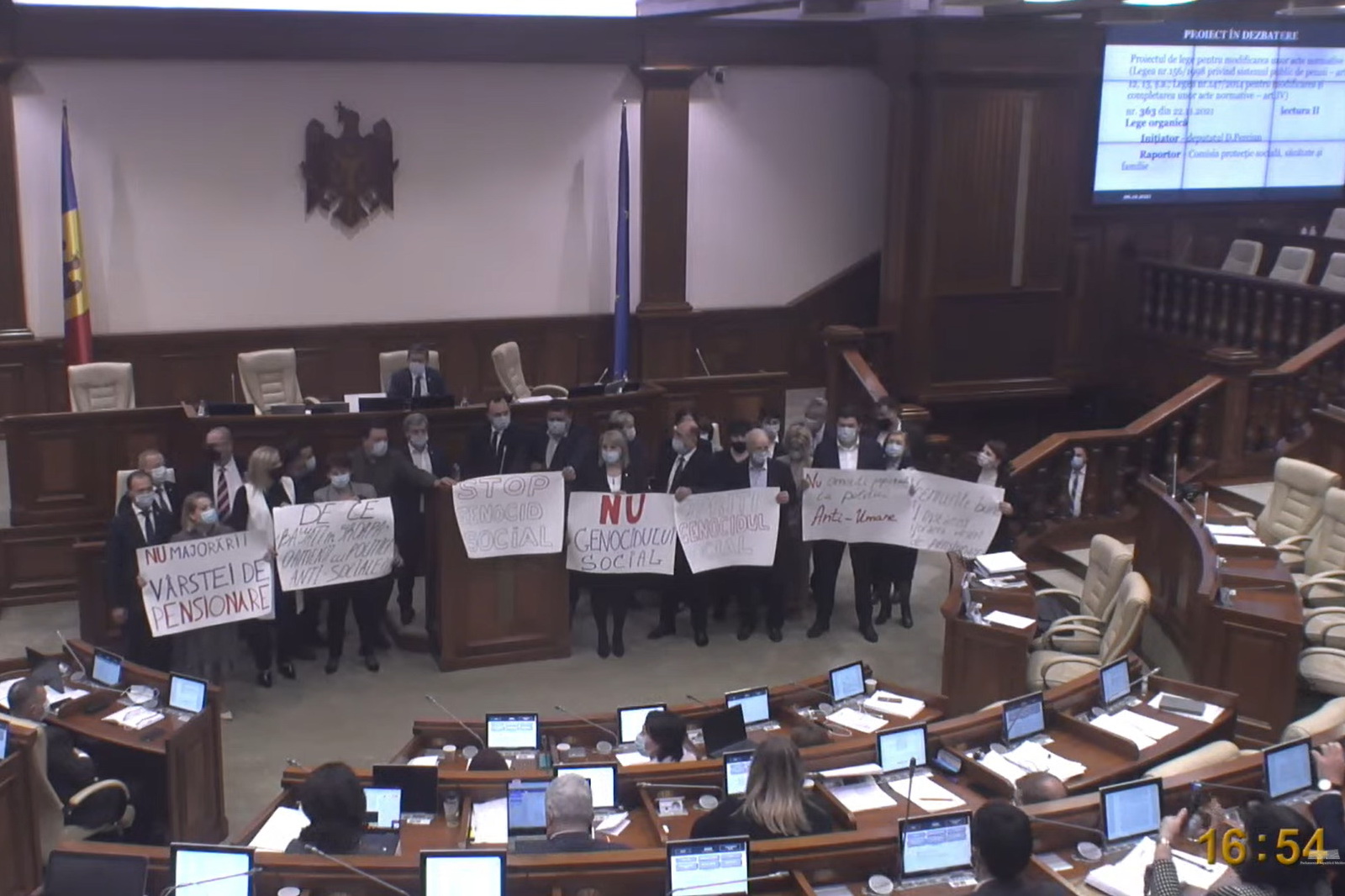 Депутаты от PAS одобрили повышение пенсионного возраста; оппозиция покинула зал заседаний
