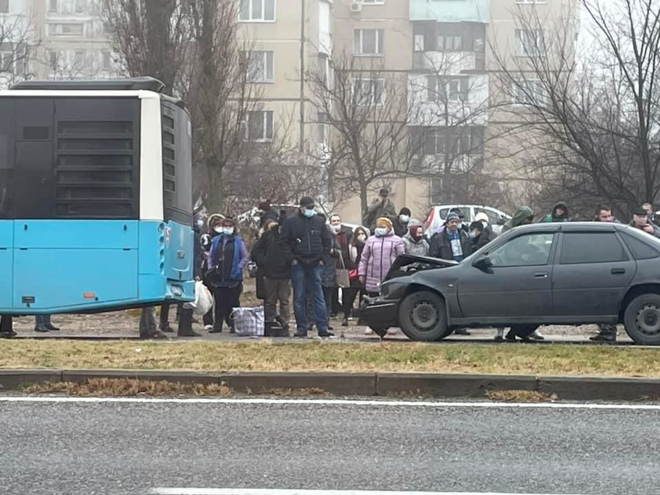 В столице столкнулись рейсовый автобус и автомобиль: пассажиров эвакуировали