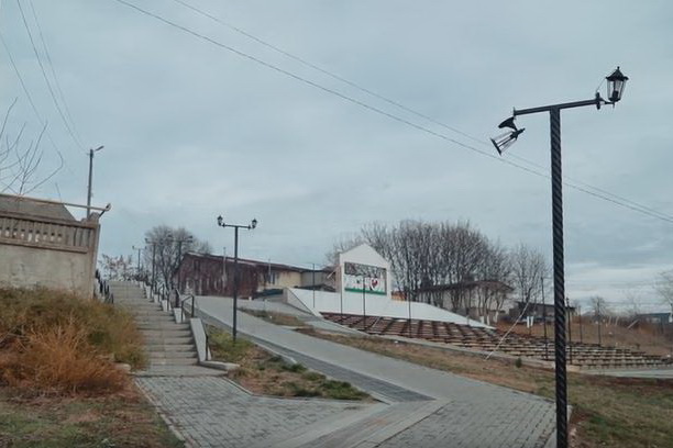 «Если попадутся, накажем по-крупному». Вандалы в Копчаке разбили 12 дорогих фонарей