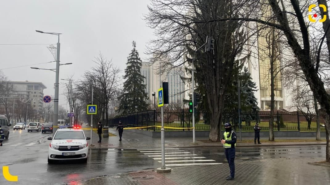 Администрацию президента «заминировали»: на месте работают саперы