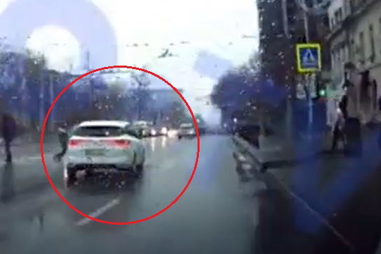 Жуткий наезд на пешехода в центре столицы попал на видео