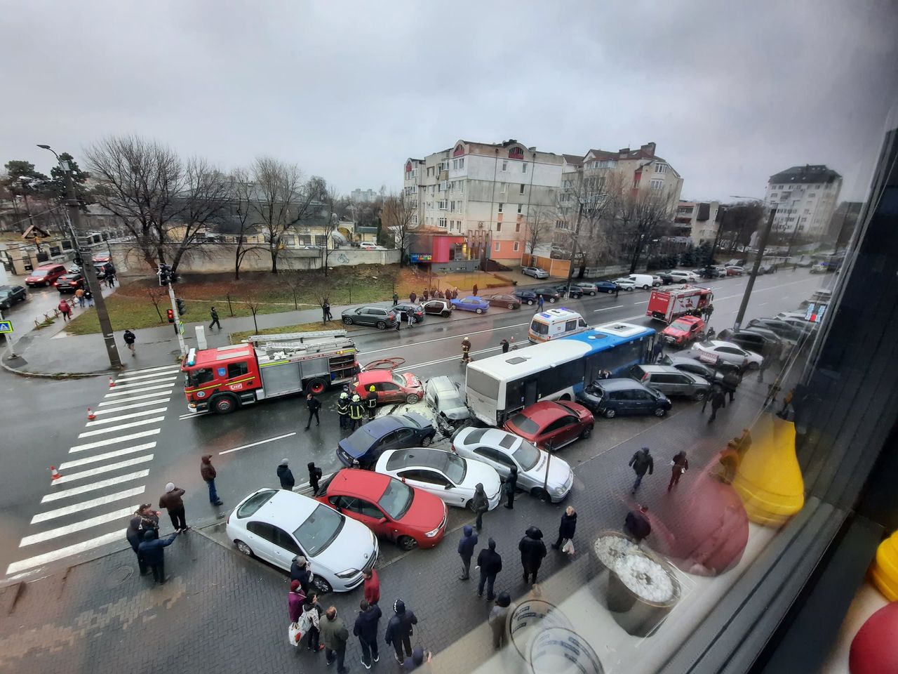 Отказали тормоза: автобус протаранил десятки машин в Кишиневе