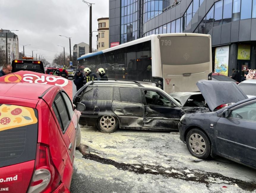 Момент столкновения автобуса с машинами попал на камеры