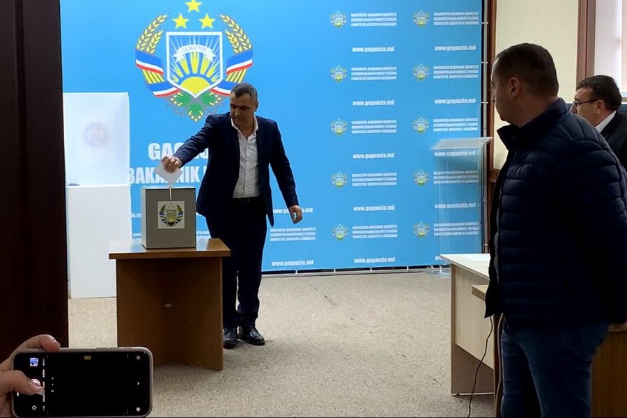 При открытых дверях, без телефона и спиной к комиссии: началось голосование за спикера НСГ