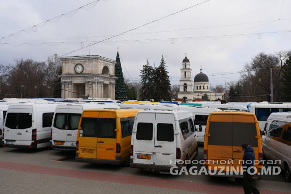 «Мы вынуждены работать за 3 тысячи леев»: в Кишиневе прошел протест маршрутчиков