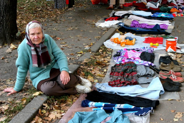 Из-за мизерных пенсий пожилые люди продают личные вещи на улицах