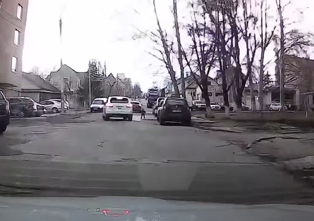 В шаге от трагедии: в столице ребенок едва не угодил под колеса внедорожника
