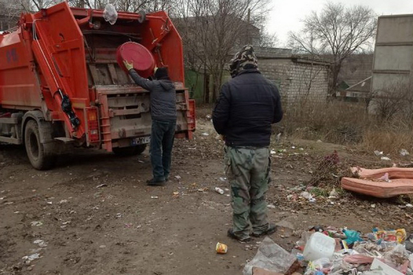 «Есть же пустые контейнеры»: Власти Вулканешт просят помощи жителей в поиске тех, кто бросает мусор мимо урны