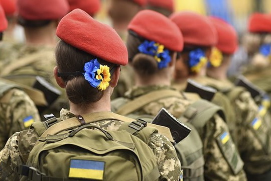 В Украине обяжут всех женщин явиться в военкомат
