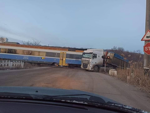 В Кишиневе пассажирский поезд столкнулся с грузовиком
