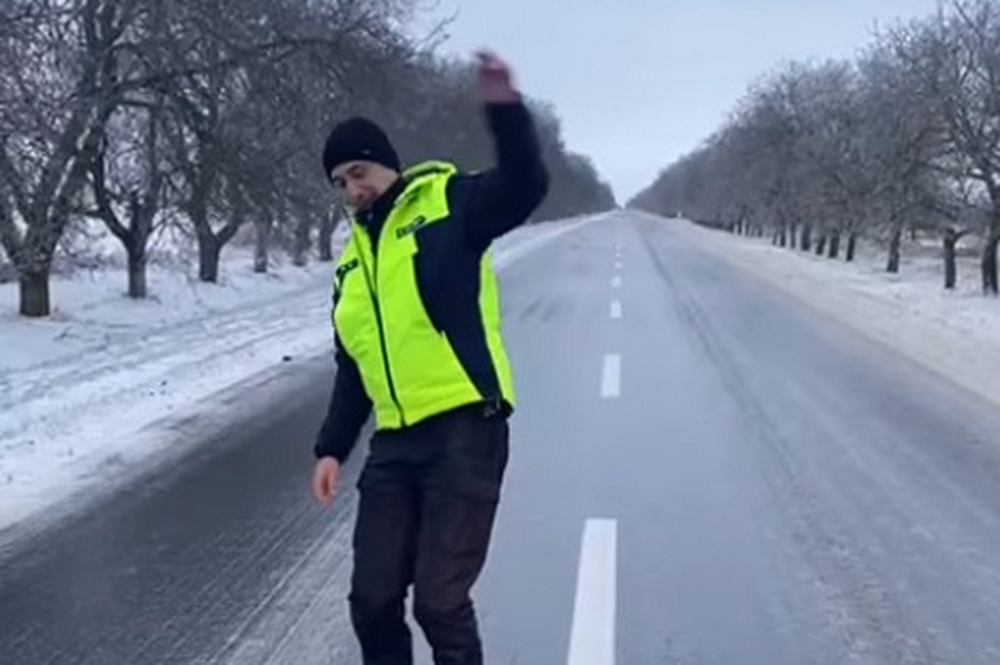 На участке дороги в Штефан-Водэ образовался каток