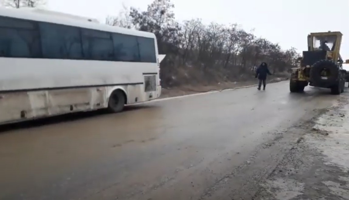 Вблизи Вулканешт автобус угодил в кювет. Понадобилась спецтехника