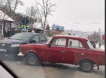 ДТП в центре Комрата: столкнулись «Москвич» и учебная Dacia