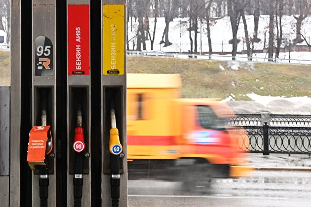 Новый удар по автолюбителям: цена за литр бензина приблизится к 22 леям