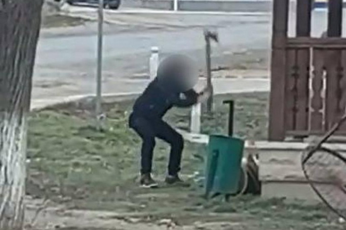 На юге Молдовы мужчина вооружился топором и пошел громить все на своем пути
