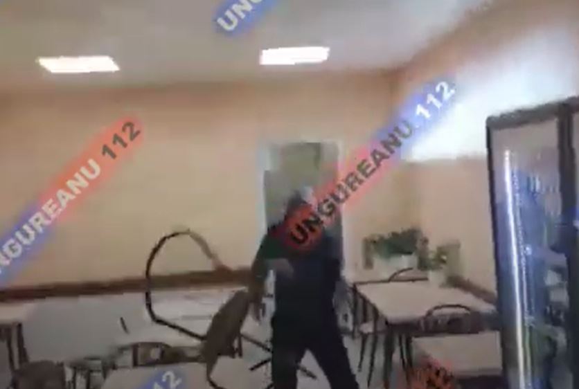 Пьяный дебошир разбрасывался стульями в кафе. Его задержала полиция