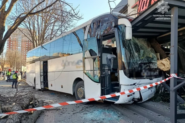 В Одессе автобус с пассажирами влетел в здание; Есть погибший