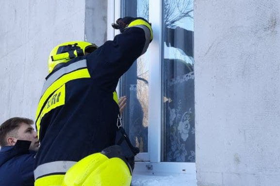 Проникли через окно: в Комрате пожарные помогли пожилой женщине