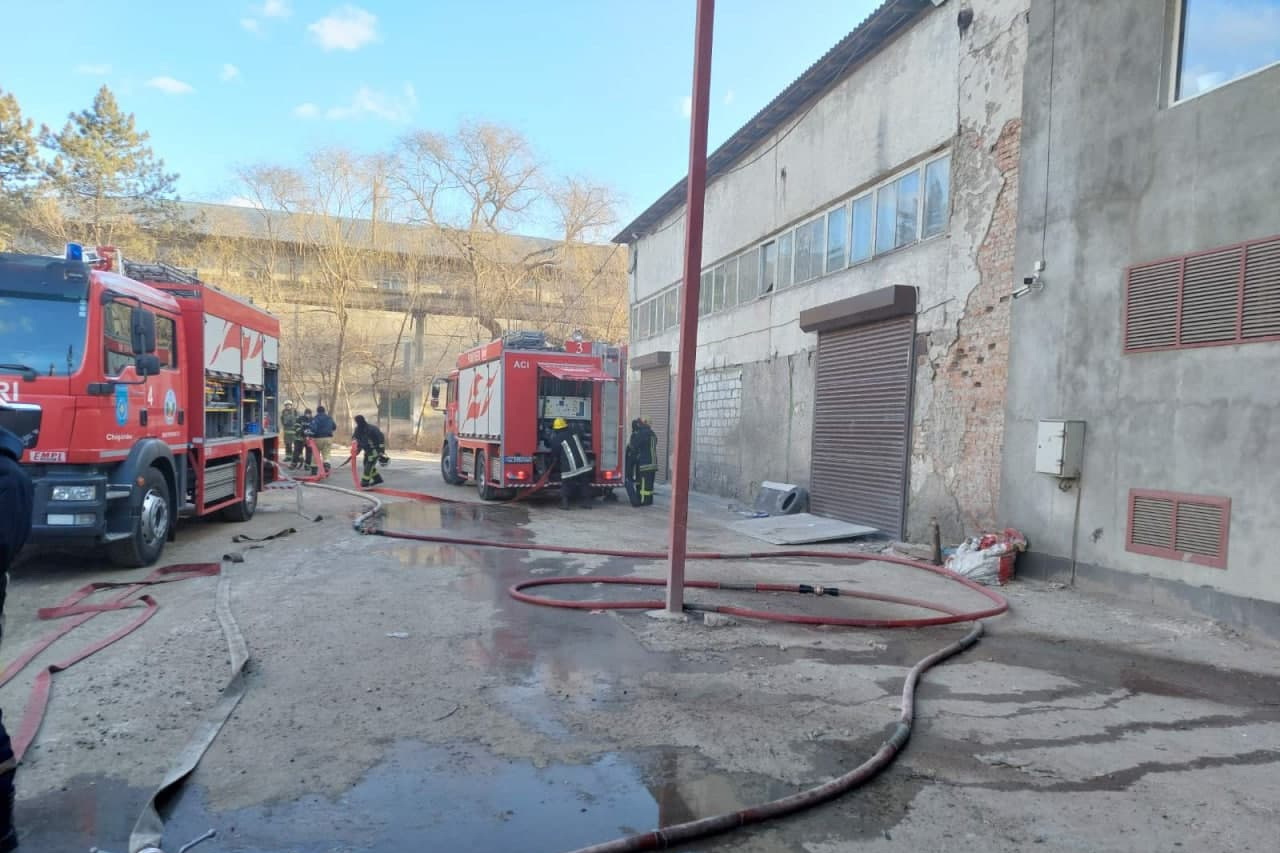 На складе в Кишиневе вспыхнул пожар; тушат его шесть пожарных расчетов