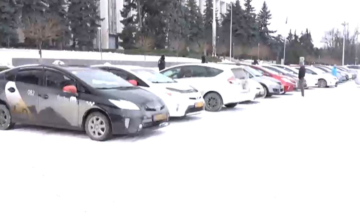 «Скоро в Молдове останется только правительство». Таксисты вышли на протест из-за роста цен на топливо