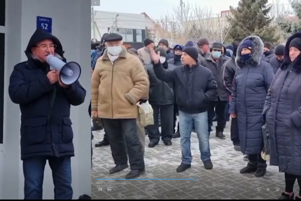 В Чадыр-Лунге митингующие потребовали от депутата Иванчука «не протирать штаны»