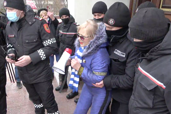 Протестующих пенсионеров не пропустили в здание президентуры