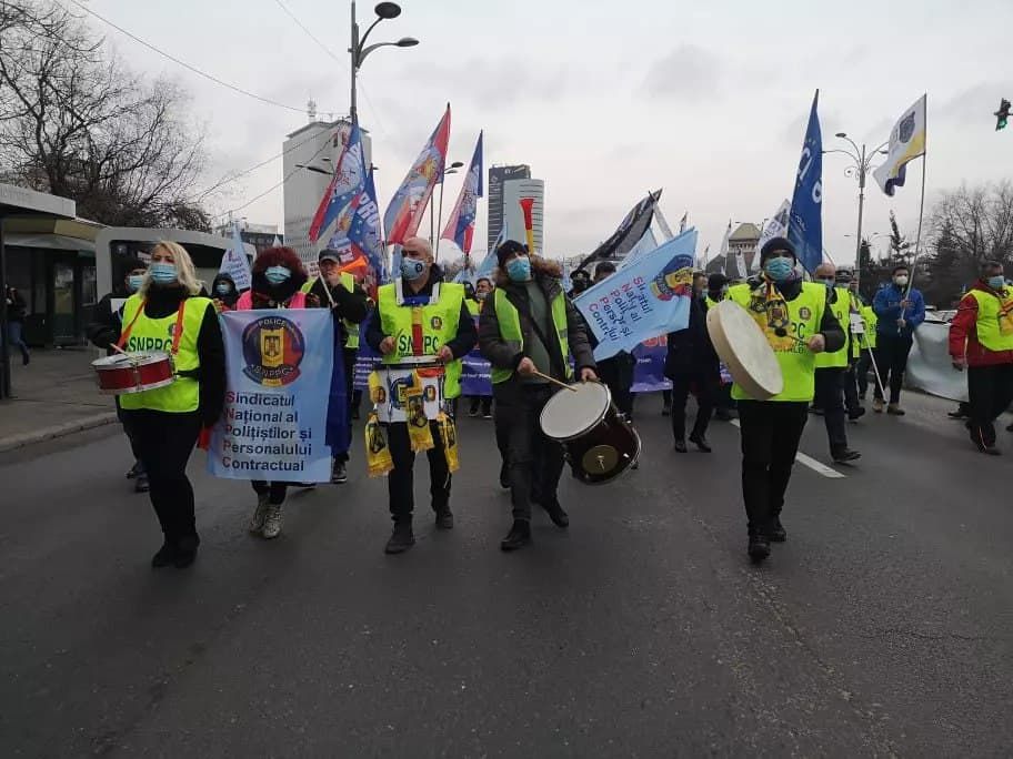 В Румынии более тысячи полицейских вышли на протест. Они требуют надбавок
