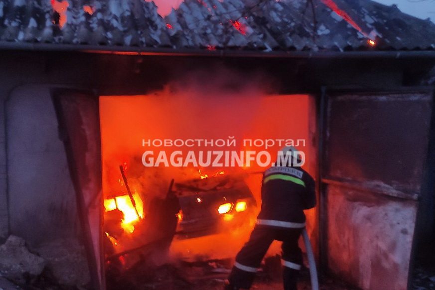 Пожар в Чадыр-Лунге: сгорел гараж и припаркованный в нем автомобиль