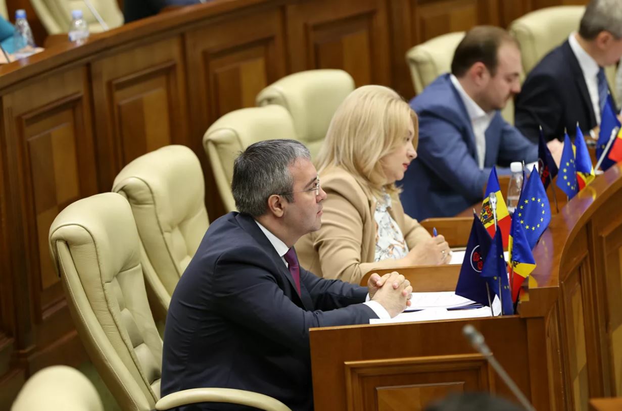 Пятерых экс-депутатов парламента Молдовы поместили под арест