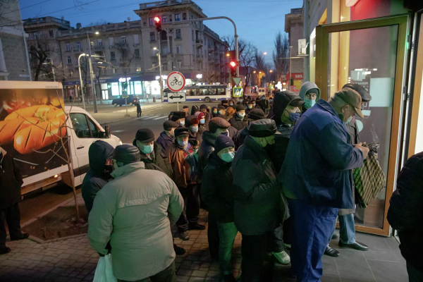 В Кишиневе пенсионеры с раннего утра стоят в очереди за социальным хлебом