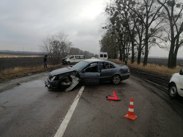 В Киевской области гражданин Молдовы на «Мерседесе» протаранил микроавтобус
